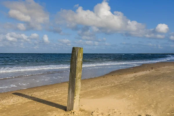 Den Helder, Hollanda. Ağustos 2021. Den Helder sahilindeki ilk plaj direği..