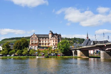 Bernkastel-Kues, Germany. September 23, 2025. Bernkastel along the banks ofth river Moseelle, with the river cruises. High quality photo
