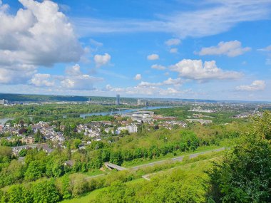 Bonn 'dan Siebengebirge' in manzarası harika.