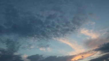 Bulutlar gün batımında yüzer