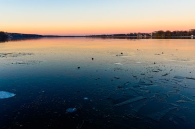 gün batımında buzlu göl