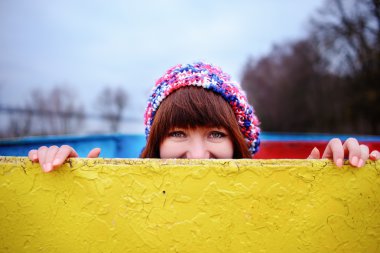 Bir sarı tahtası tutan genç bir kadın