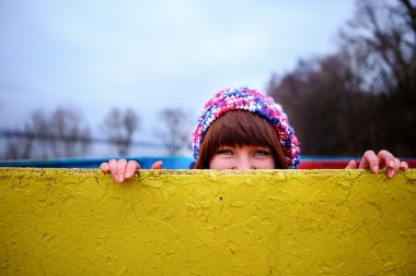 Bir sarı tahtası tutan genç bir kadın