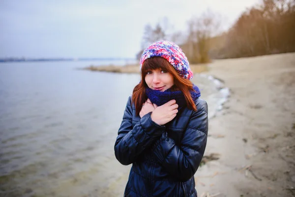 Young beautiful girl on the lake beach in autumn sunnt day — Stock Photo, Image