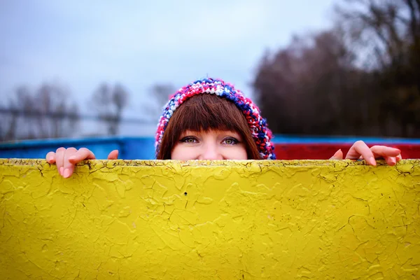 Bir sarı tahtası tutan genç bir kadın