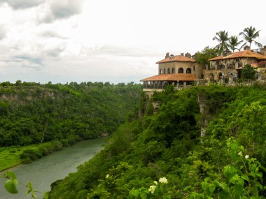 ev Nehri yakınlarındaki bir tepe üzerinde