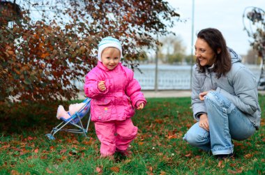 Anne ve kızı parkta yürüyor.