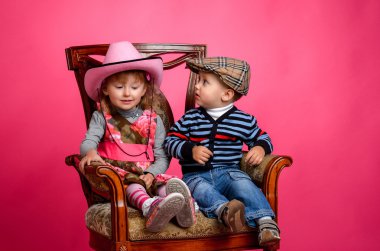 iki çocuk giyen kovboy şapkaları gülümseyen