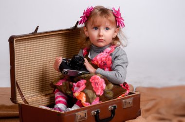 Oyuncak uçakla oynayan mutlu çocuk.