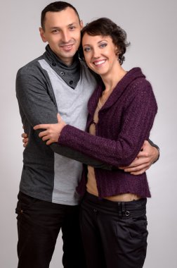 Genç adam onun kız arkadaşı ile sevinç ve ödenek sarılma