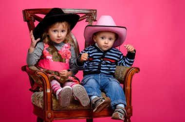 iki çocuk giyen kovboy şapkaları gülümseyen