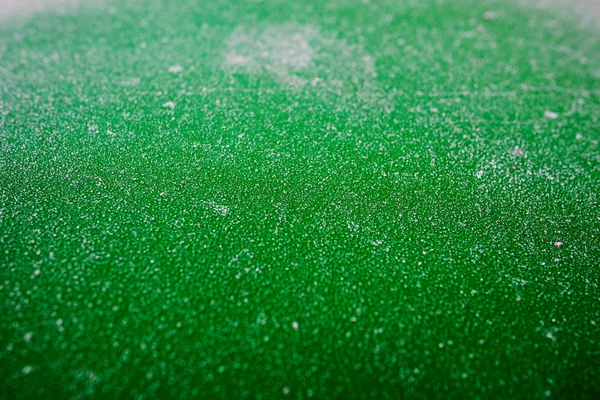 Зелений метал з морозом на ньому — стокове фото