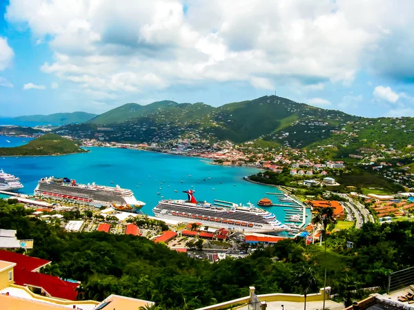 Port avec paquebots de croisière amarrés — Photo