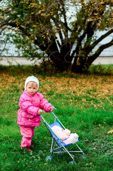 Bambina che gioca con sidecar — Foto Stock