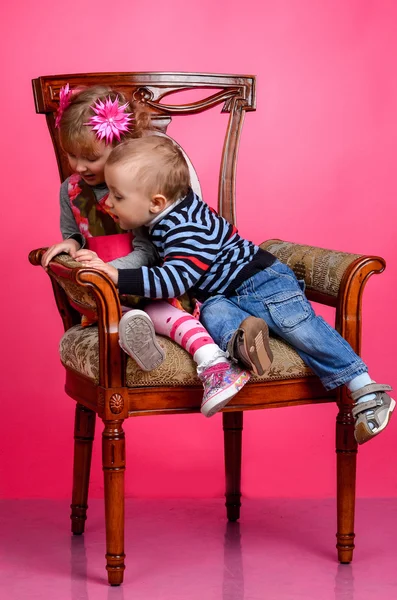 Duas crianças sorrindo vestindo chapéus de cowboy — Fotografia de Stock