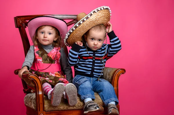 Duas crianças sorrindo vestindo chapéus de cowboy — Fotografia de Stock