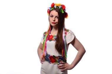 Güzel kız corolla ve işlemeli elbise