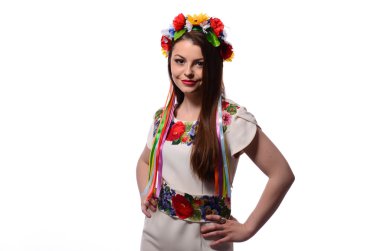 Güzel kız corolla ve işlemeli elbise