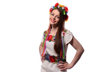 Güzel kız corolla ve işlemeli elbise