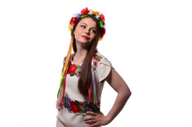 Güzel kız corolla ve işlemeli elbise