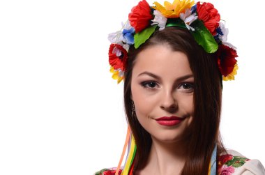 Güzel kız corolla ve işlemeli elbise