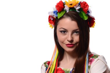 Güzel kız corolla ve işlemeli elbise