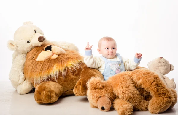 O bebê e ursinho de pelúcia — Fotografia de Stock