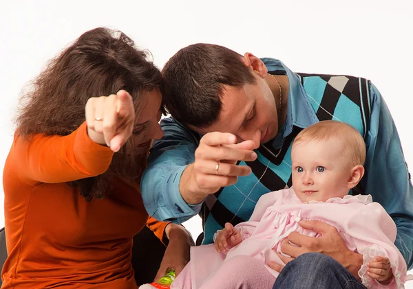 Föräldrar med liten dotter, studio — Stockfoto