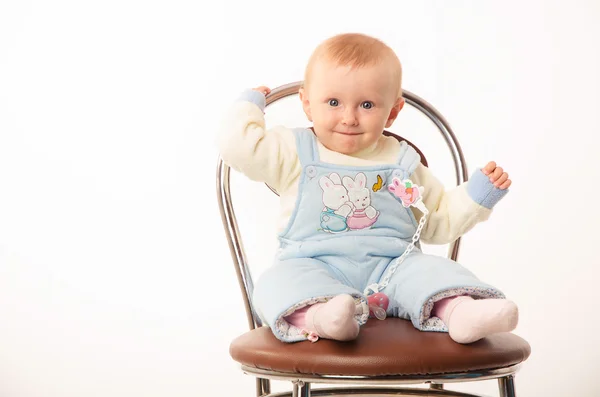 Bebê sentado em uma cadeira, estúdio — Fotografia de Stock