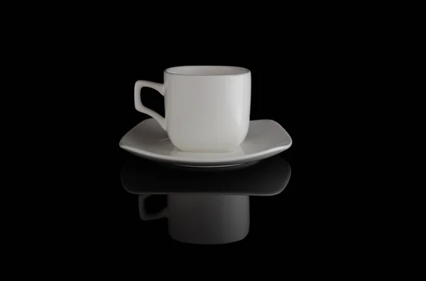 反射と黒の背景に空の白いカップ — ストック写真