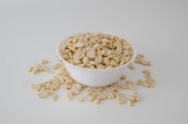 Temiz bir geçmişi olan beyaz bir tabak. Uygun beslenme.