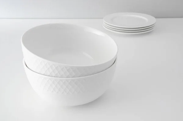 きれいな背景に白い深い料理 ミニマルな食器 — ストック写真