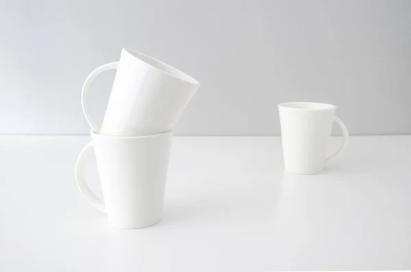 Tazas Blancas Vacías Con Diseño Elegante Minimalista Sobre Fondo Blanco —  Fotos de Stock