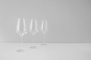 Bardak şarap için boş. Beyaz arka planda üç boş şarap kadehi.