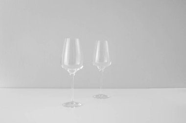 Bardak şarap için boş. Beyaz arka planda iki şarap kadehi.