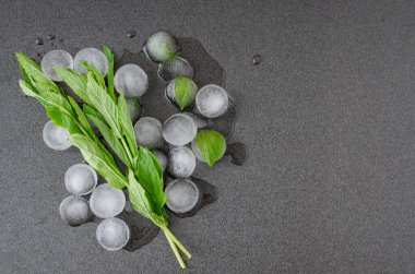 Siyah zemin üzerinde nane ve buz