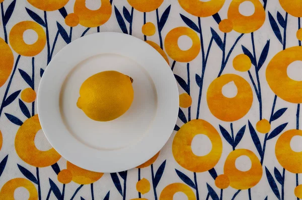明るい夏のナプキンにレモンとホワイトプレート — ストック写真