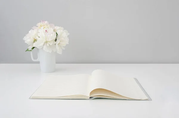 Caderno Branco Contexto Flores Peônias Vaso Branco Fundo Branco — Fotografia de Stock