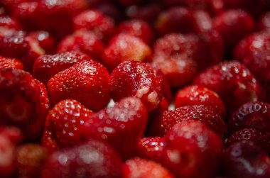 Parlak sulu çilek. Yakın plan.