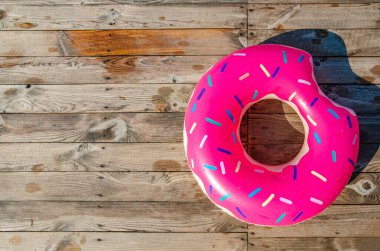 Yaz dönemi. Plaj aksesuarları, ahşap terasta lastik halkalar.