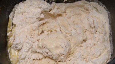 Ekmek makinesi, un ekstra saf zeytinyağı, maya ve susam tohumlarıyla karıştırılır.
