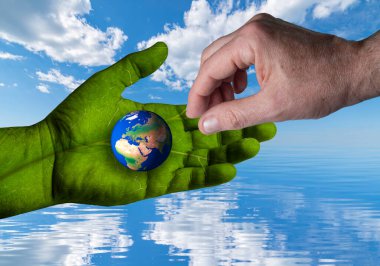 Kavram, dünya çevresini korumak için iki el yaprak ve Dünya gezegeninin makro dokusuna sahiptir.