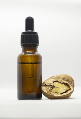 Düşürme şişeli ceviz, beyaz arka plan.