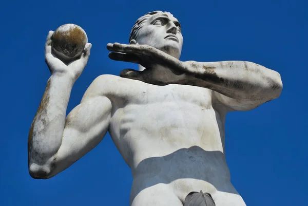 Roma Daki Stadio Dei Marmi Nin Çıplak Kaslı Erkek Heykeli — Stok fotoğraf
