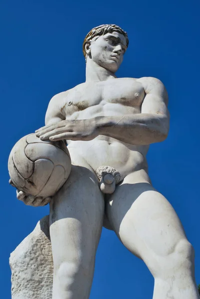 Голый Мускулистый Человек Статуя Стадио Дей Марми Риме Фоне Неба — стоковое фото