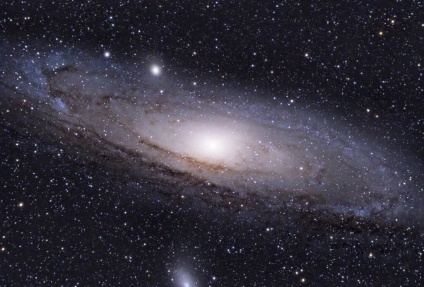Uydu gökadaları Messier 32 ve Messier 110 ile Andromeda gökadası (Messier 31) bir apokromatik kırıcı ve soğutulmuş bir kamera ile fotoğraflanmıştır.