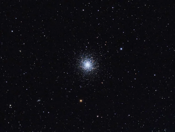 Herkül 'ün büyük küresel kümesi (Messier 13) Dünya' dan 25.000 ışık yılı uzakta..