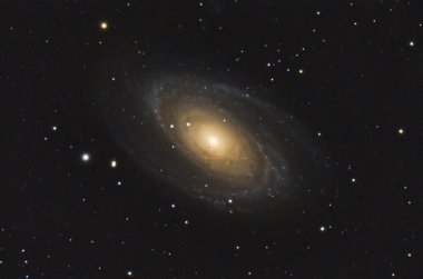 Bode Galaksisi (Messier 81) yaklaşık 12 milyon ışık yılı uzaklıkta bir sarmal gökada.