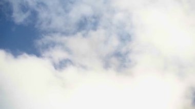 Mavi gökyüzü hareket eden bulutlar, güzel pamuk bulutlar zaman akıp gidiyor