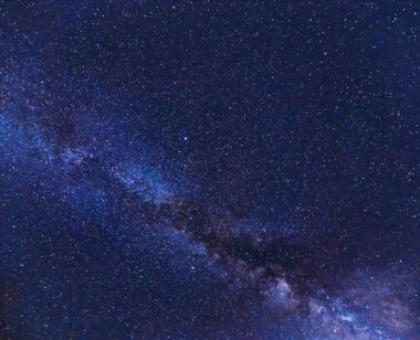 Samanyolu İtalya 'nın Toskana kentindeki Kuzey Yarımküre' den görüldüğü gibi. Bir sürü güzel ve parlak yıldızlı kömür görünür..